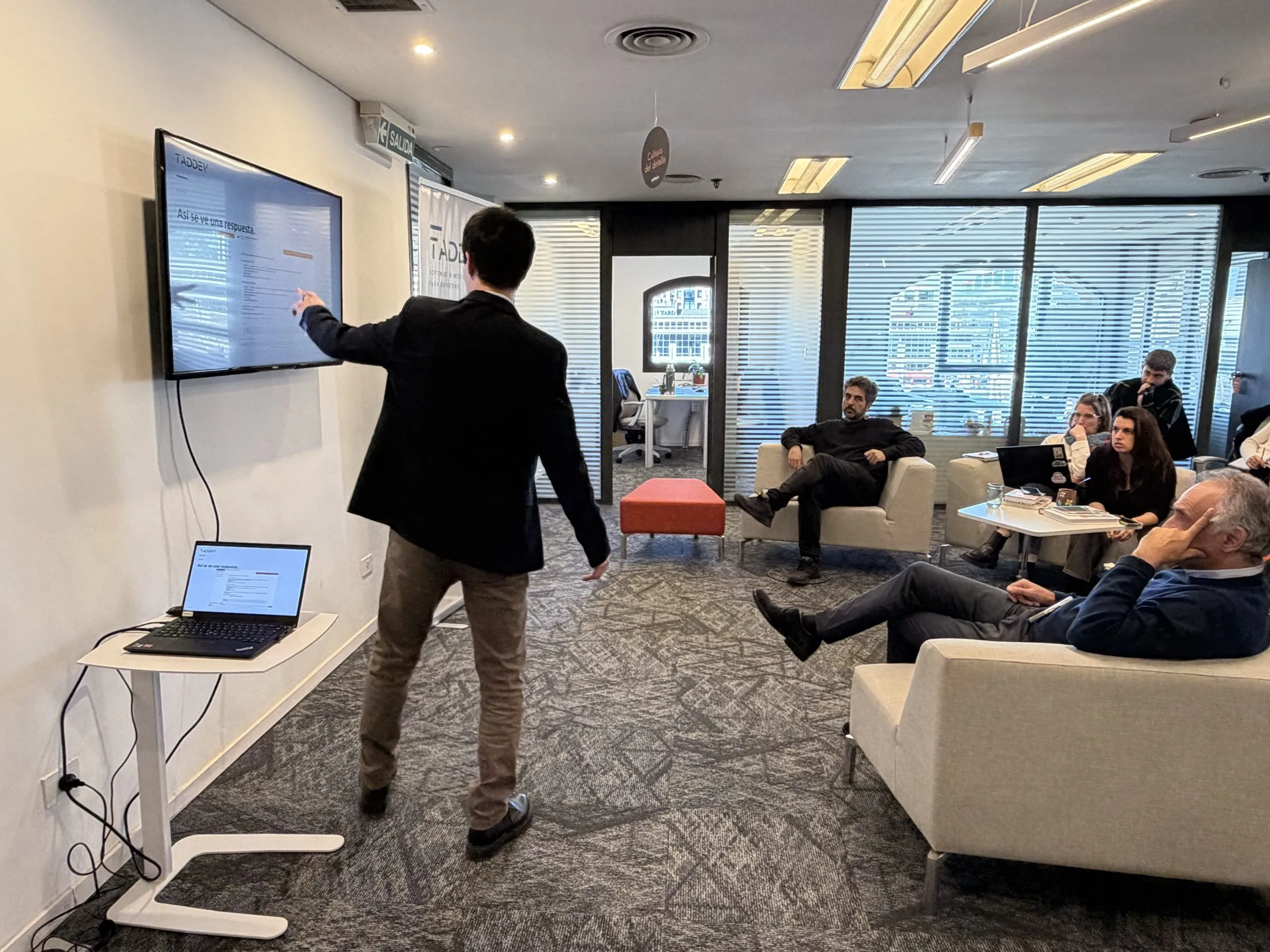 Presentación de Taddev frente al equipo de Énfasis, en sus oficinas.